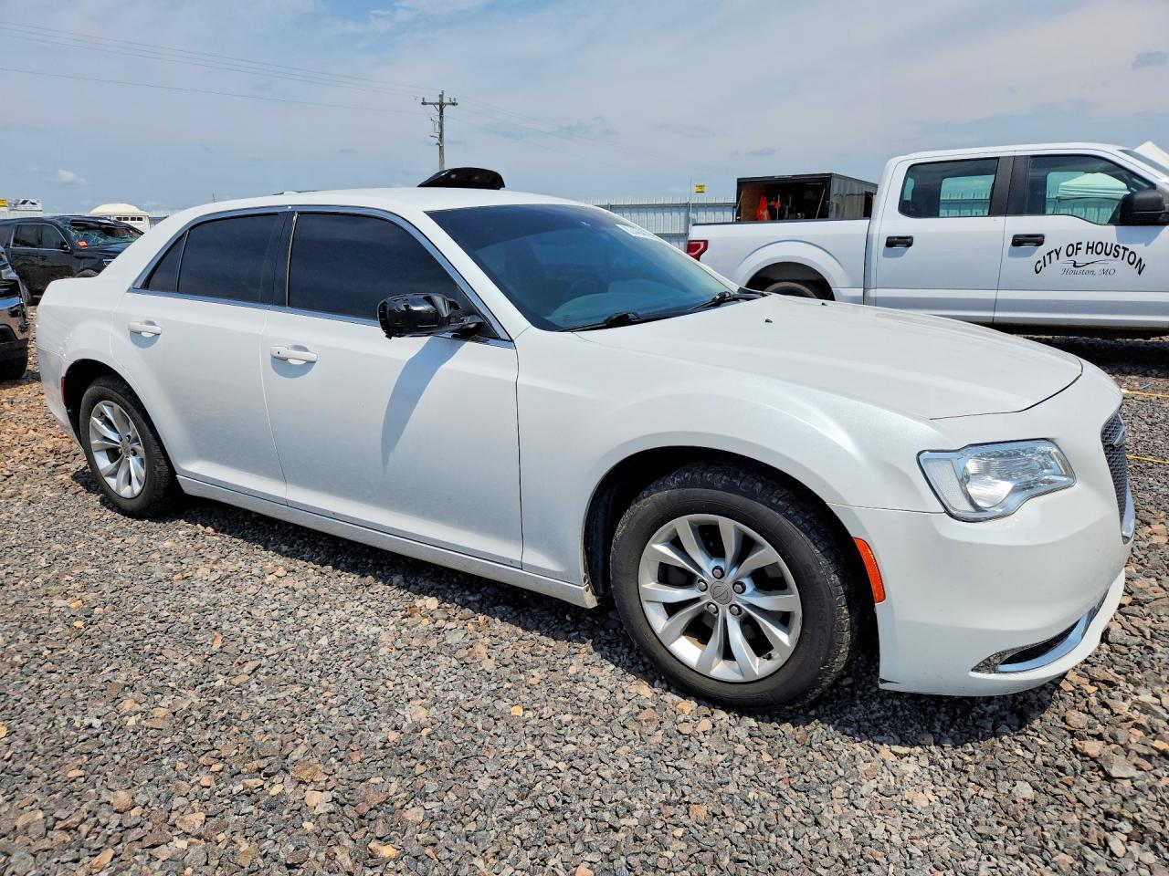 2015 Chrysler 300 Limited - Фото 4