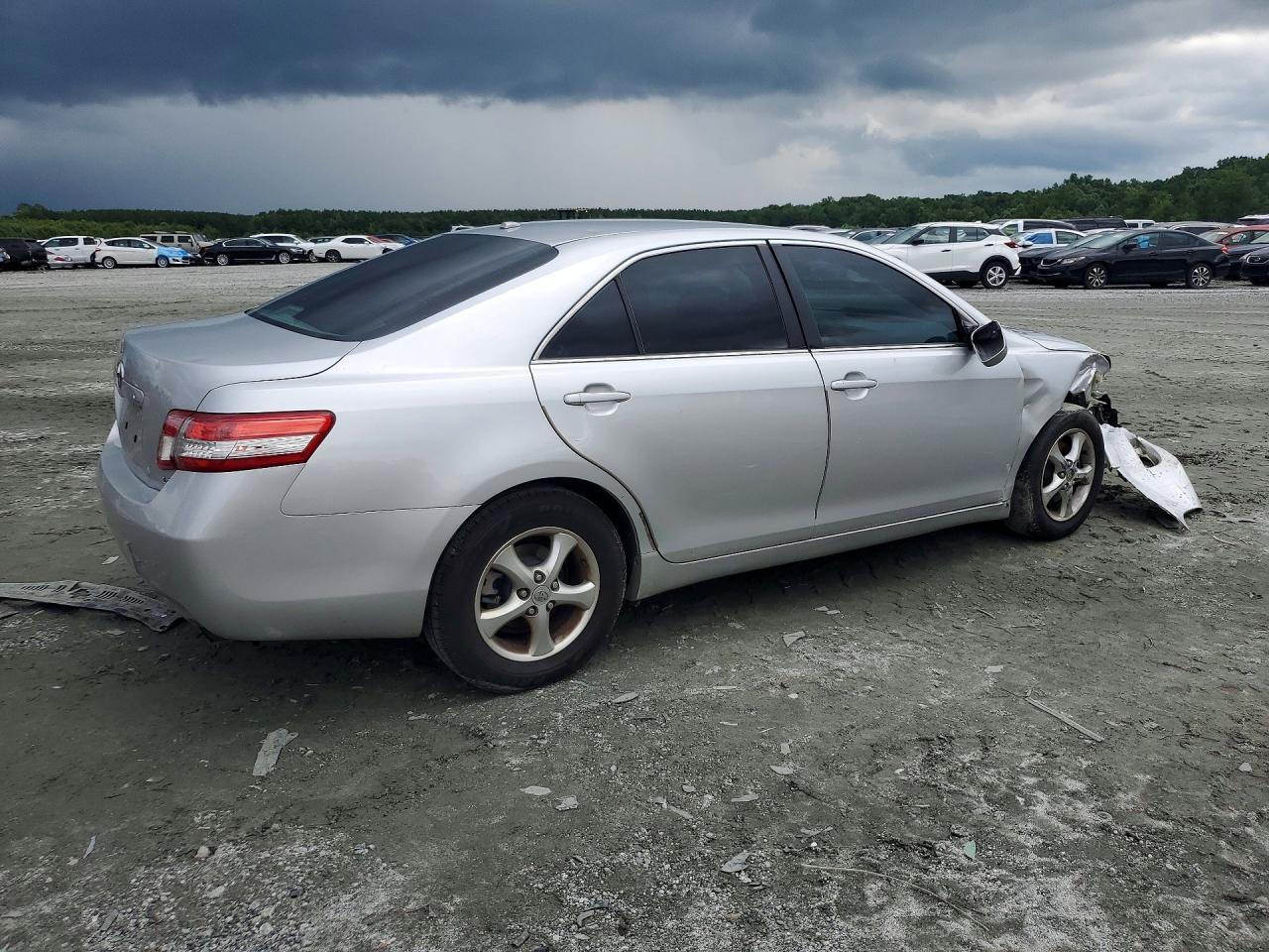 2010 Toyota Camry Le - Фото 3