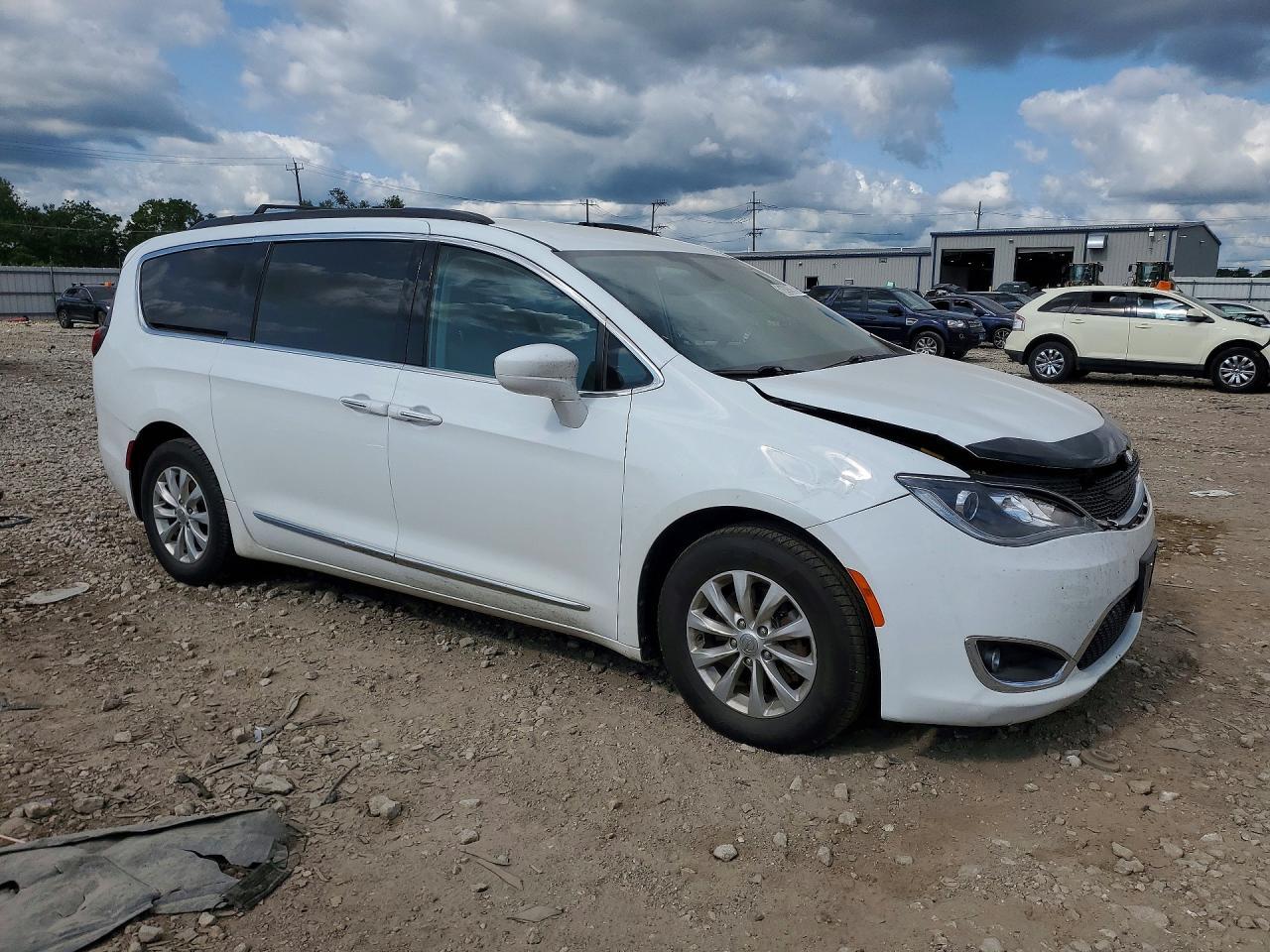 2017 Chrysler Pacifica Touring L - Image 4