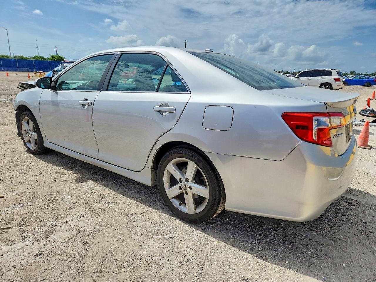2014 Toyota Camry Se - Image 2