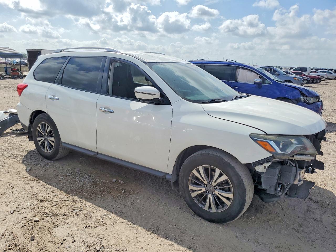 2017 Nissan Pathfinder S - Image 4