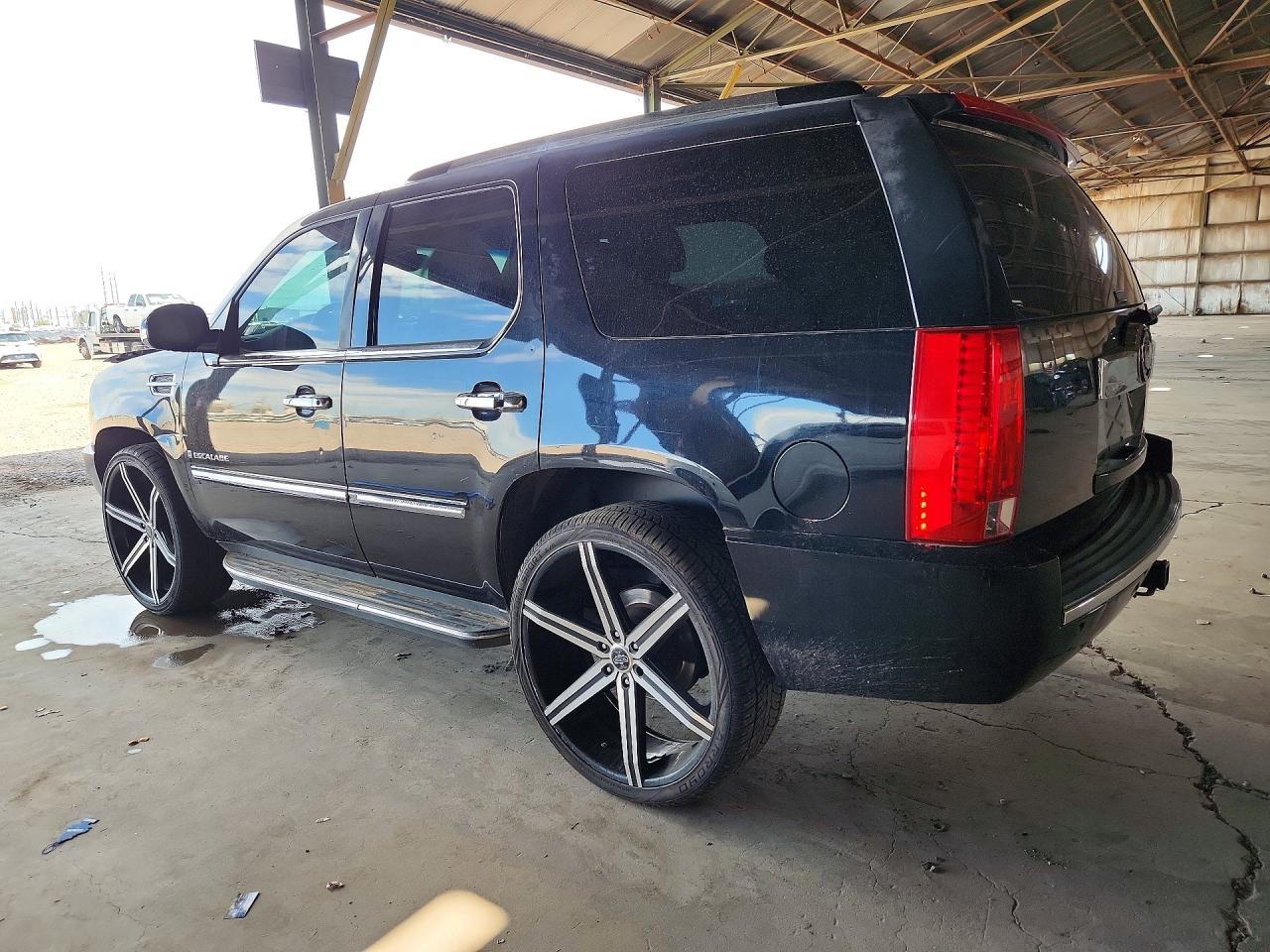 2008 Cadillac Escalade Luxury - Image 2