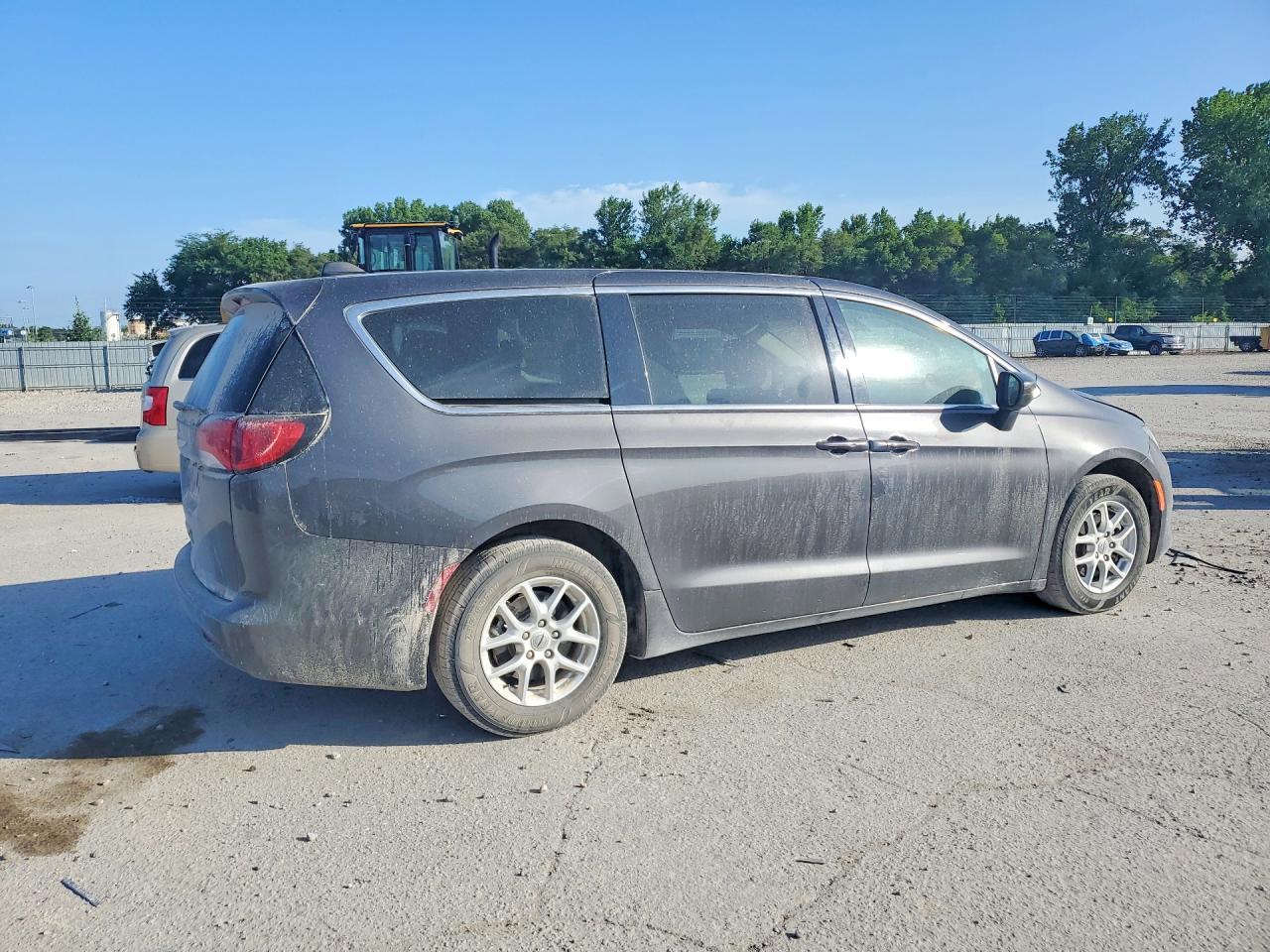 2022 Chrysler Voyager Lx - Image 3
