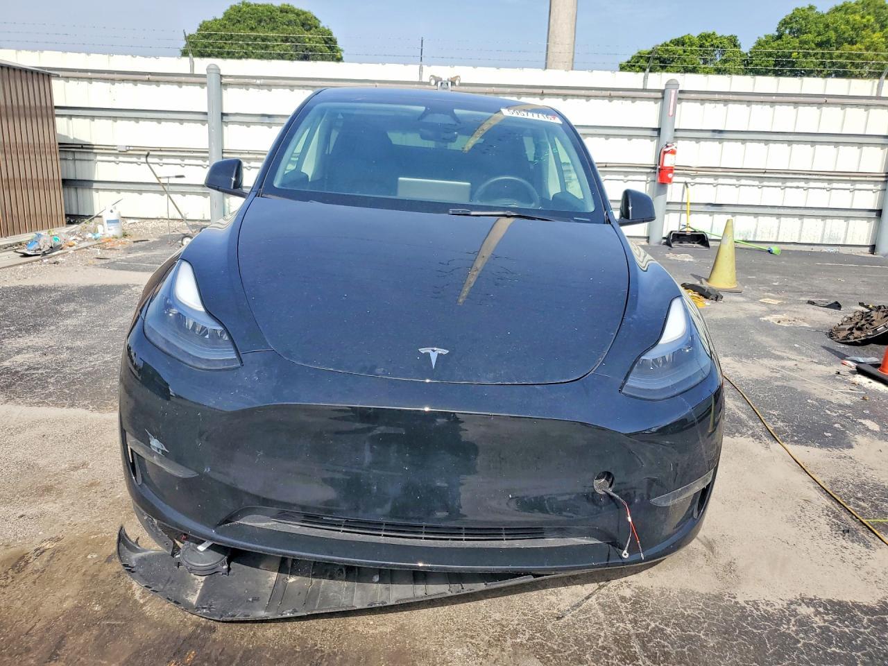 2025 Tesla Model Y - Фото 5