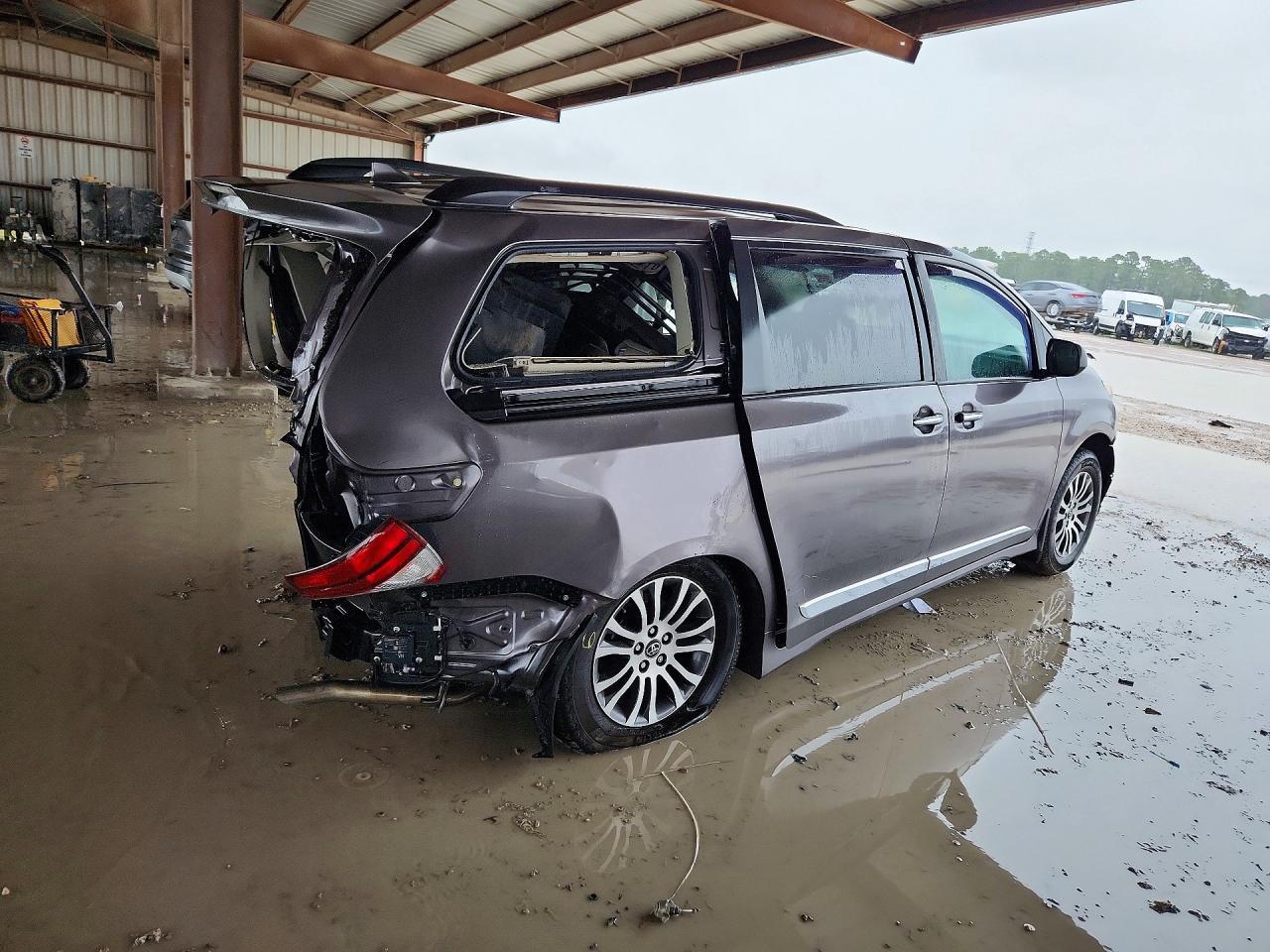 2019 Toyota Sienna Xle 8-Passenger - Image 3