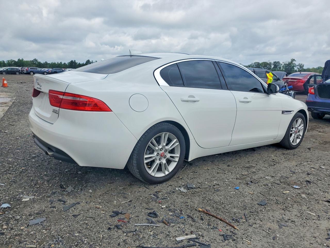 2018 Jaguar Xe Premium - Фото 3