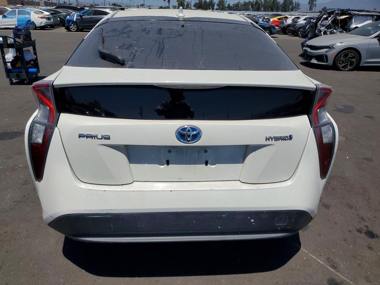 2016 Toyota Prius Three - Фото 6