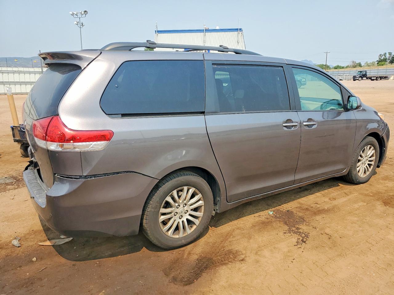 2011 Toyota Sienna Xle 8-Passenger - Фото 3
