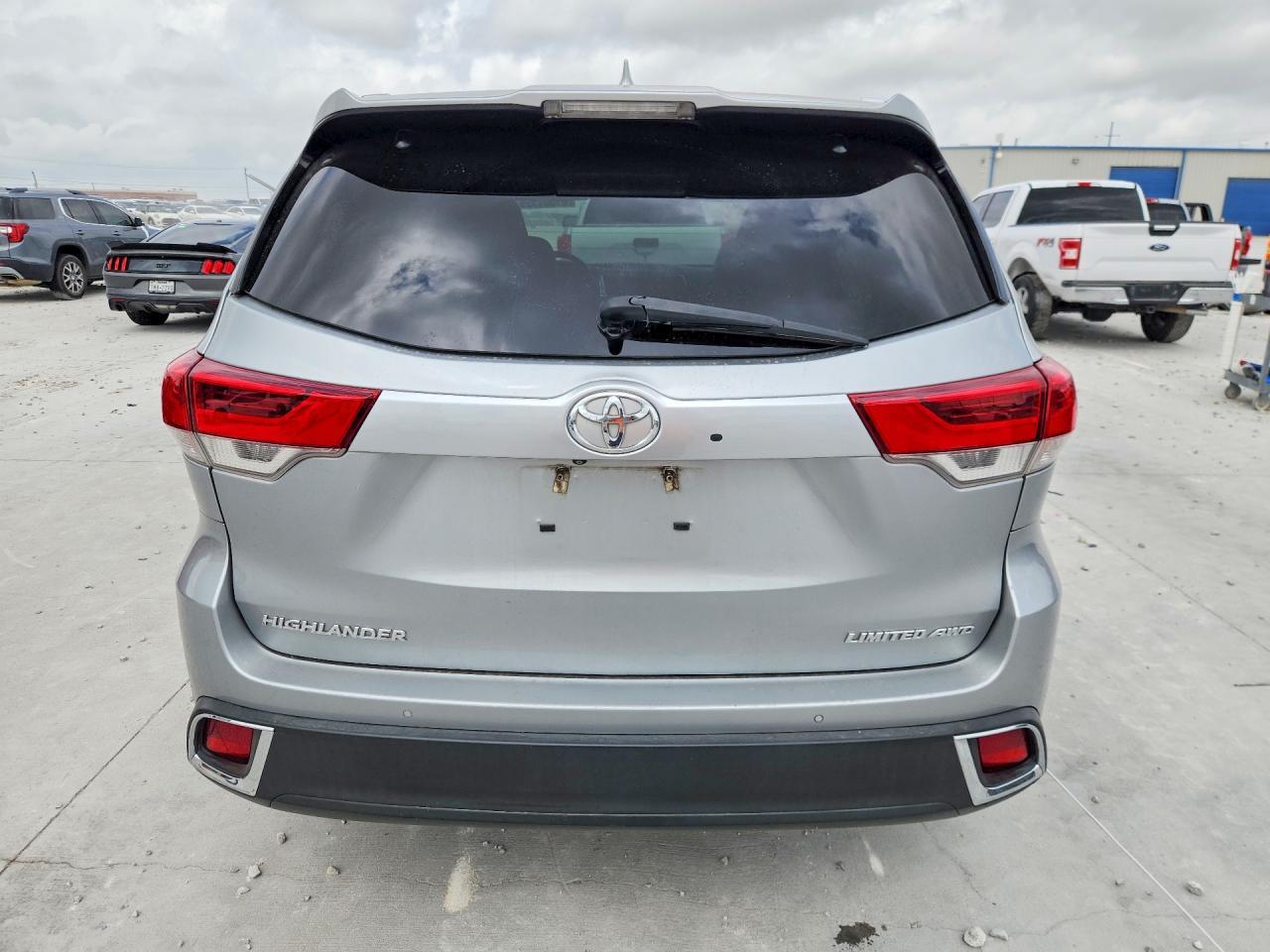 2017 Toyota Highlander Limited - Image 6