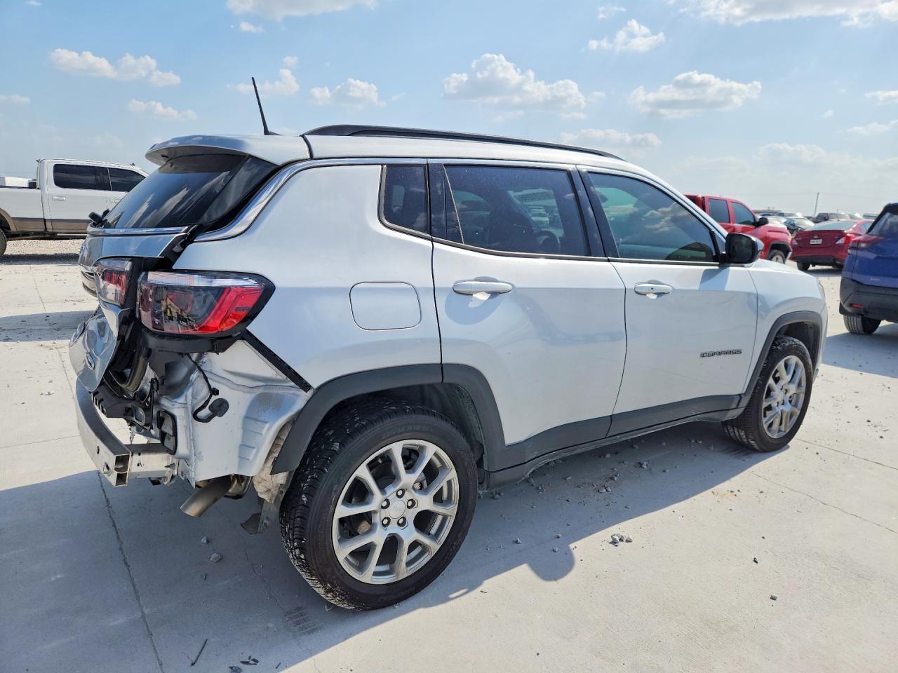2024 Jeep Compass Latitude Lux - Image 3
