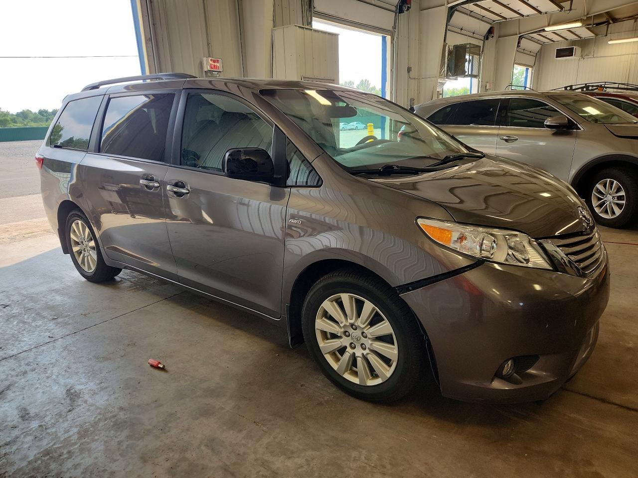 2017 Toyota Sienna Xle Premium 7-Passenger - Фото 4
