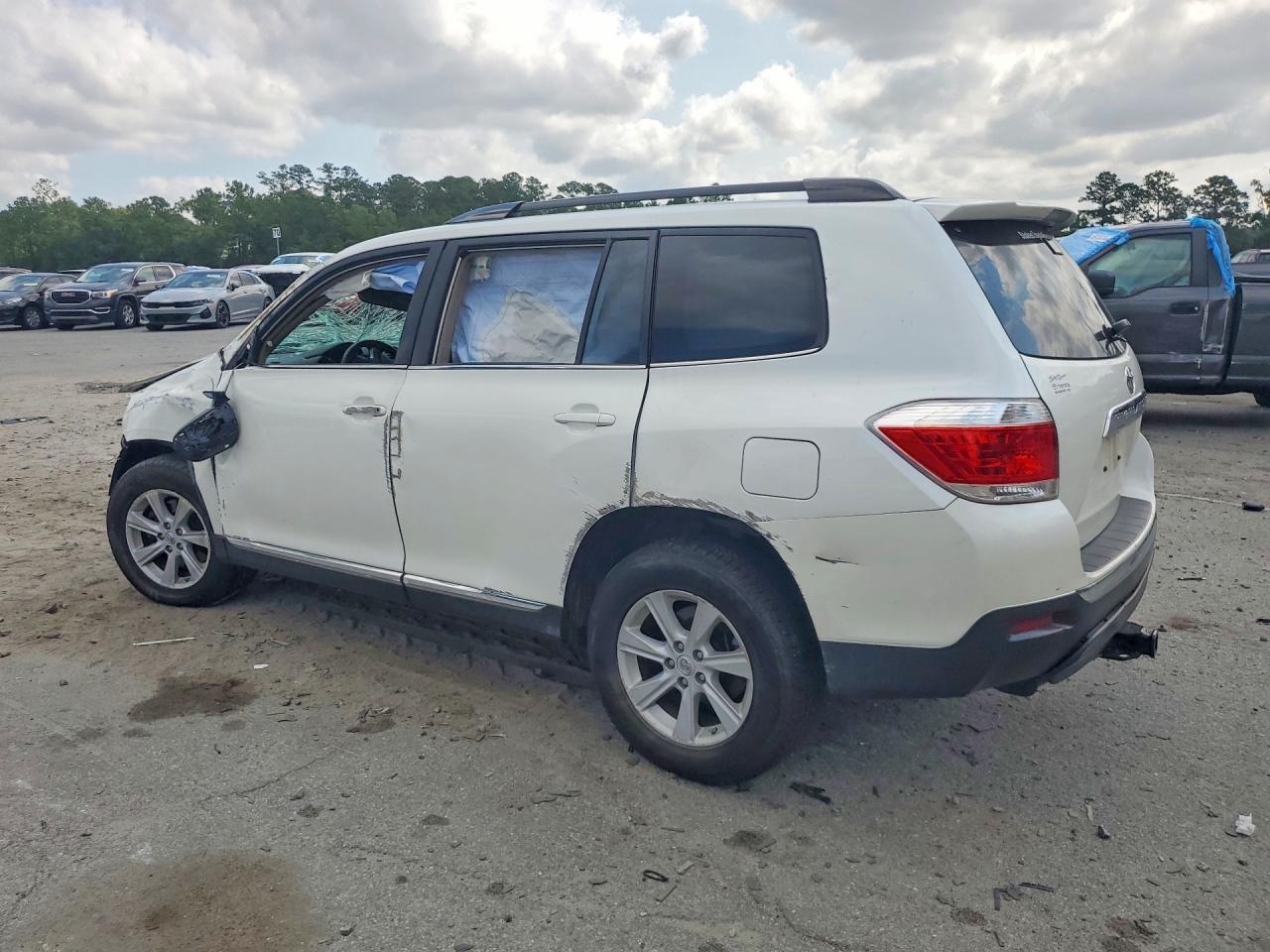 2013 Toyota Highlander Plus - Фото 2
