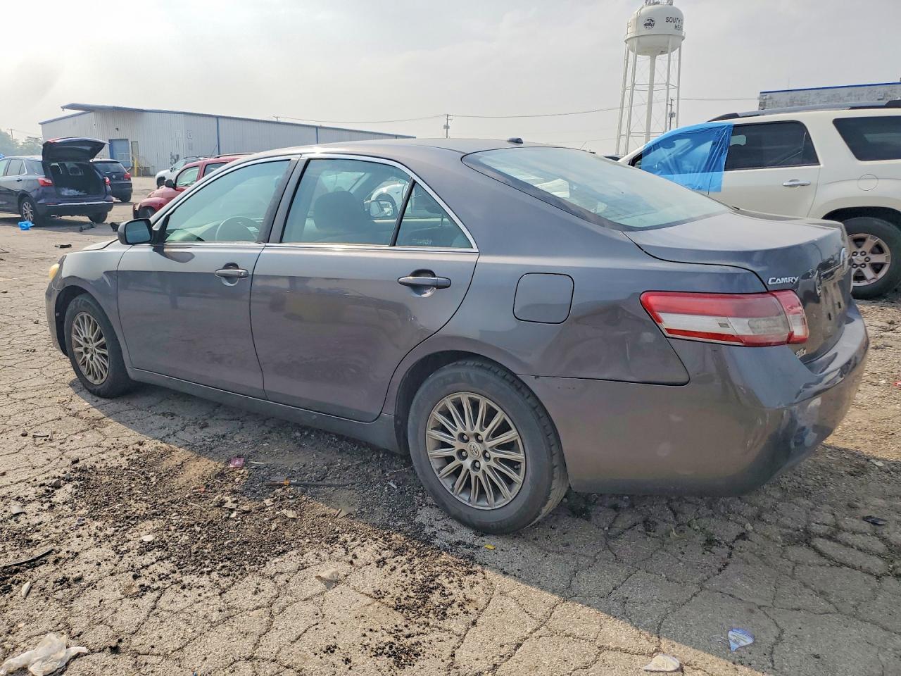 2010 Toyota Camry Le - Фото 2
