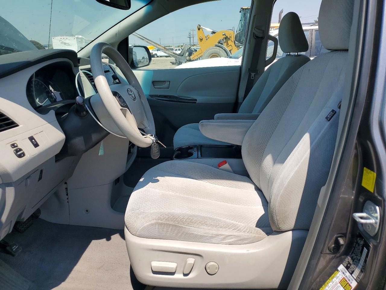 2011 Toyota Sienna Le - Image 7