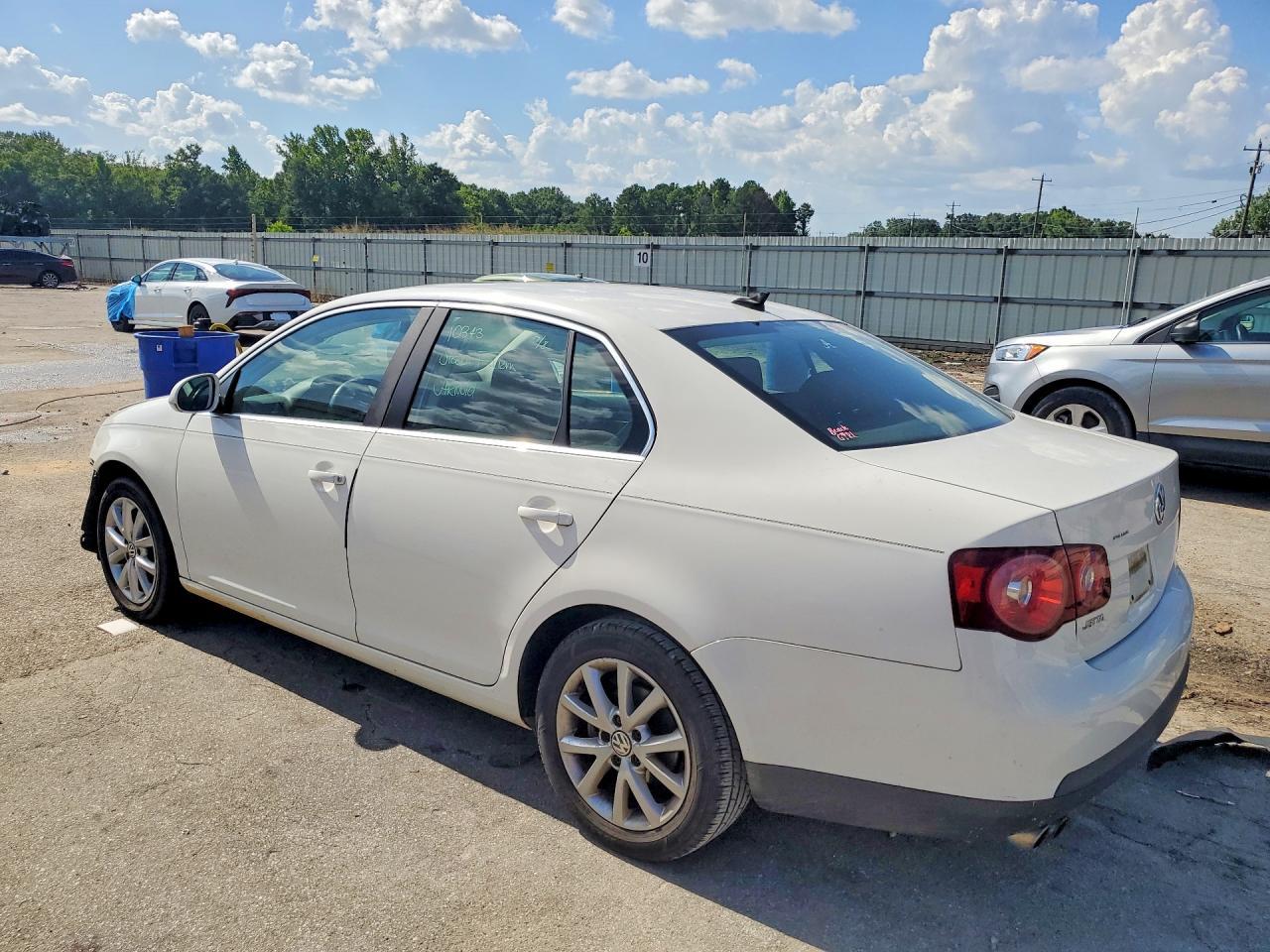 2010 Volkswagen Jetta Se - Image 2