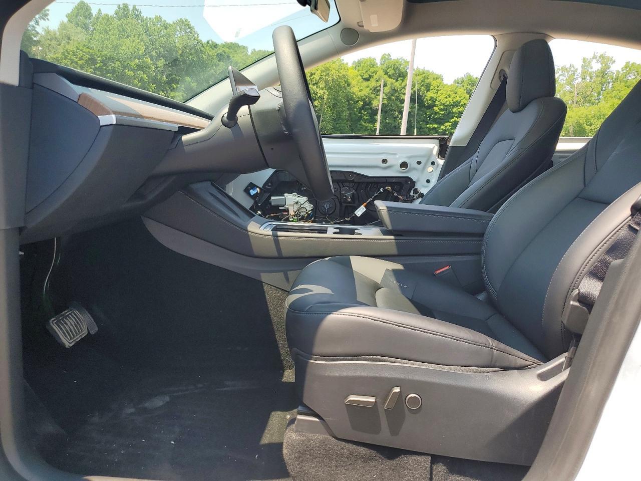 2025 Tesla Model Y - Image 7