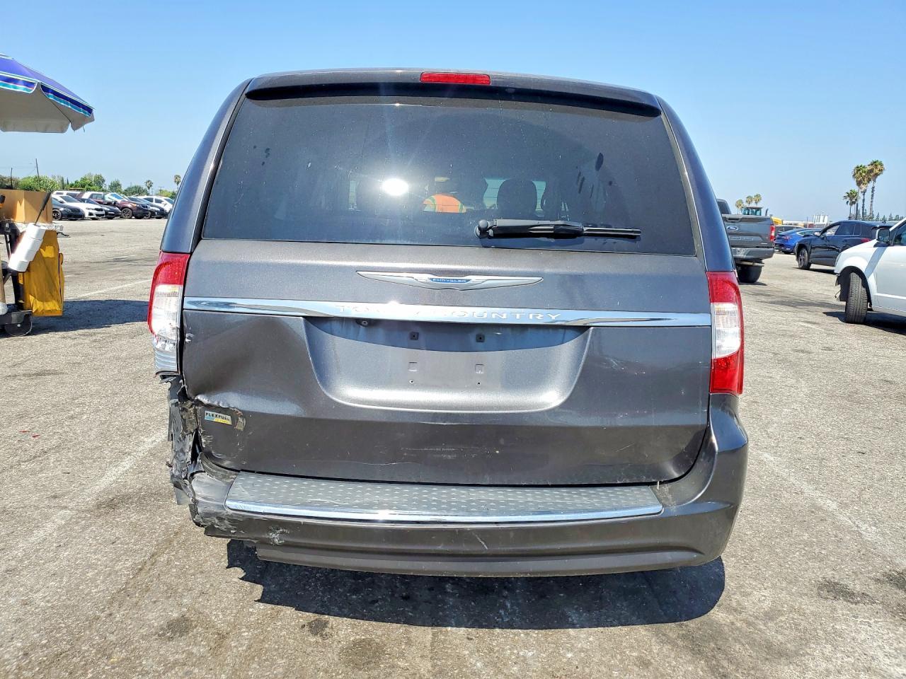 2015 Chrysler Town & Country Touring - Image 6