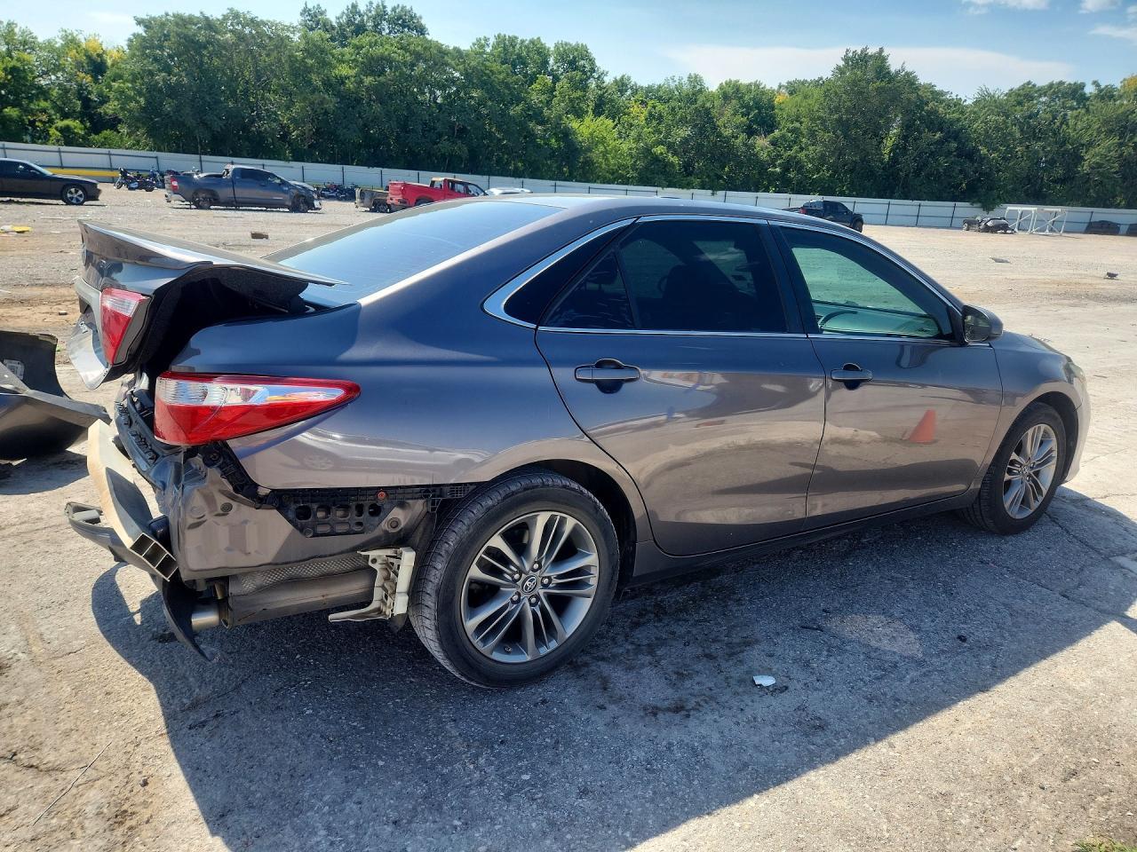 2016 Toyota Camry Se - Фото 3