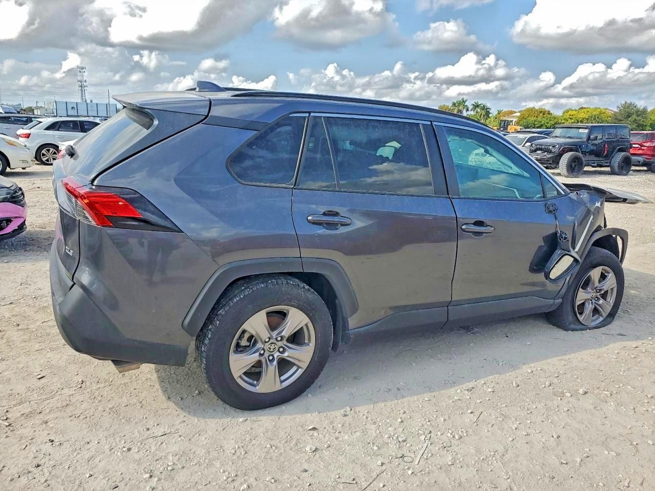 2022 Toyota Rav4 Xle - Image 3