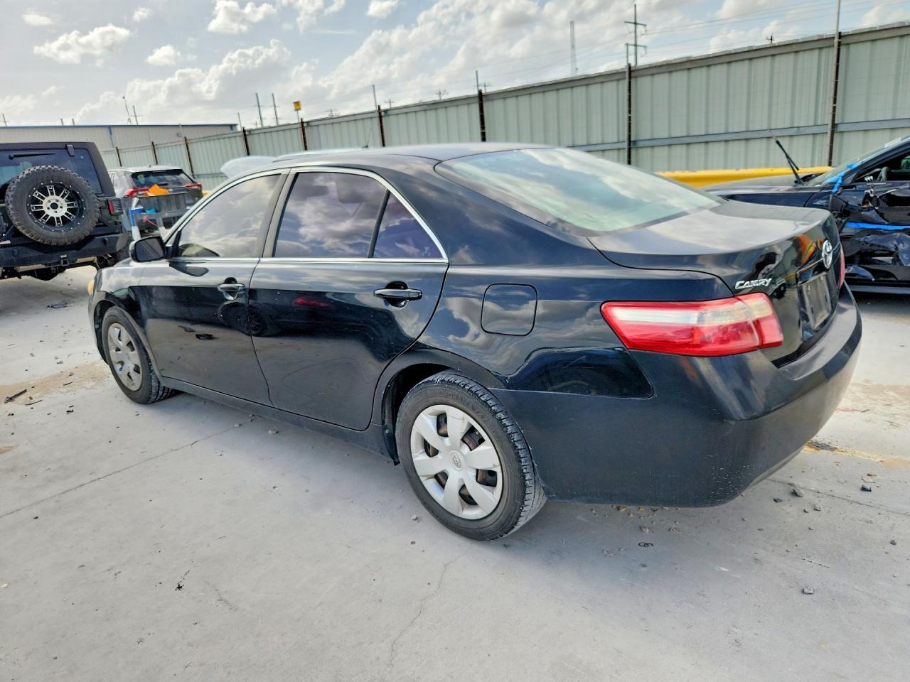 2009 Toyota Camry Le - Фото 2