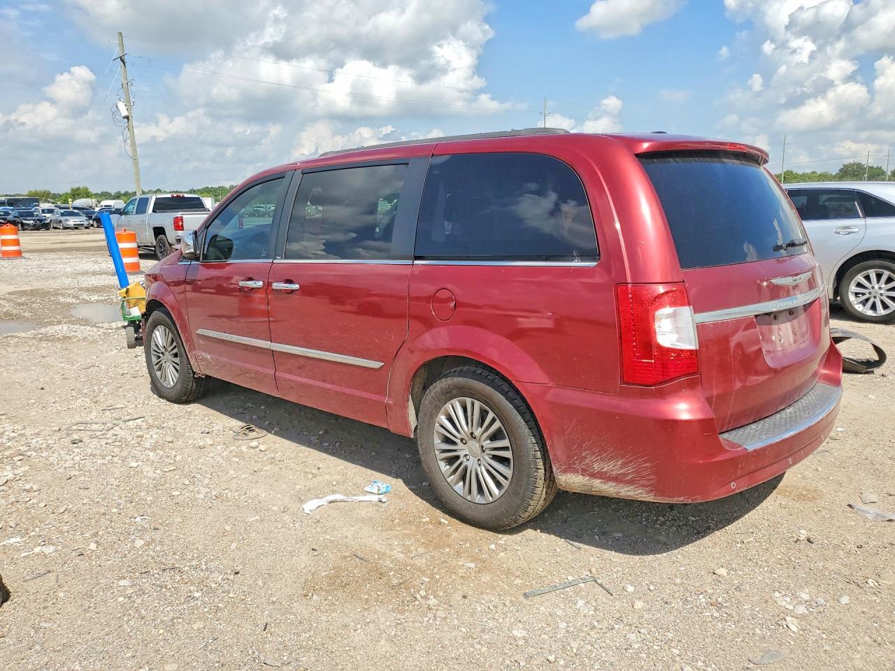 2014 Chrysler Town & Country Touring L - Фото 2