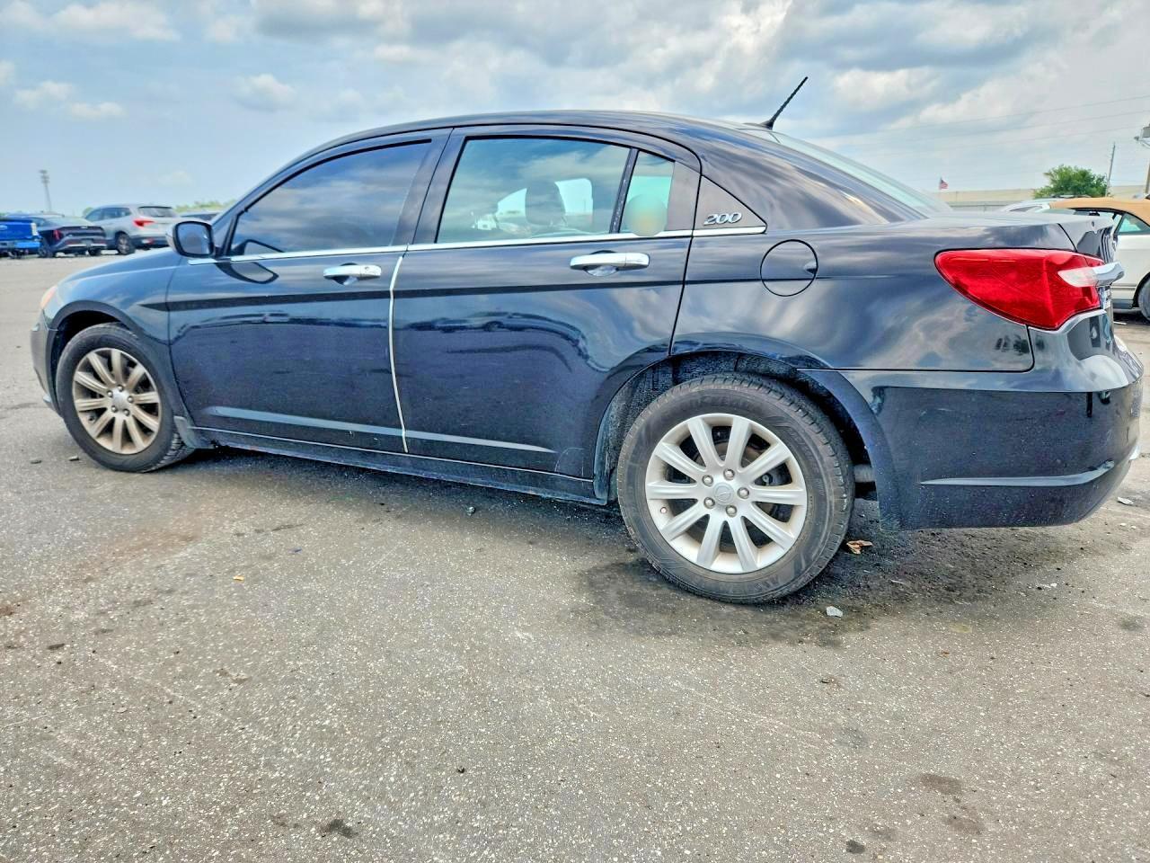 2013 Chrysler 200 Limited - Фото 2