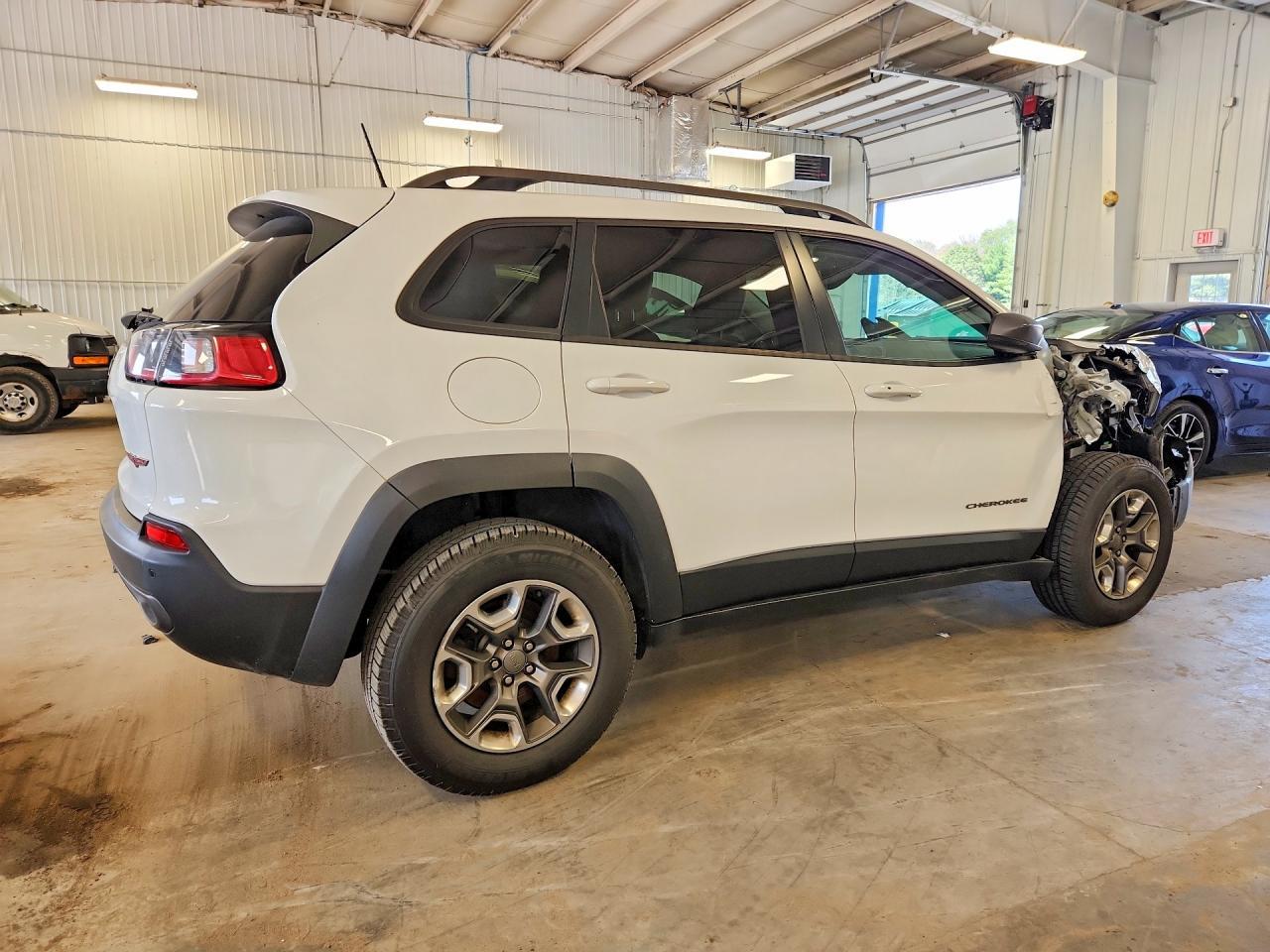 2019 Jeep Cherokee Trailhawk - Image 3