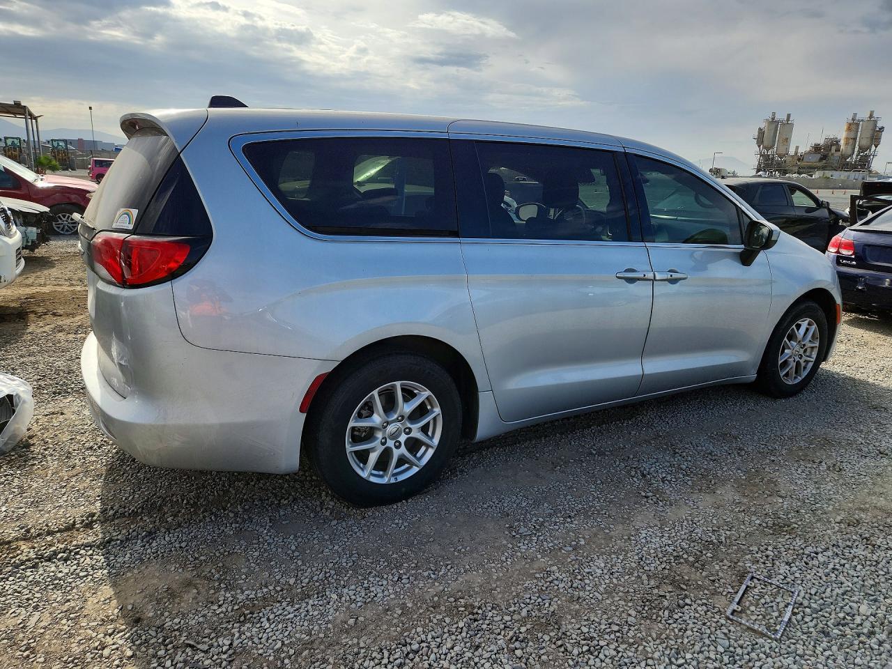 2023 Chrysler Voyager Lx - Image 3