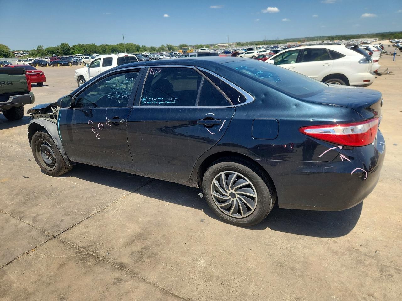 2017 Toyota Camry Le - Фото 2