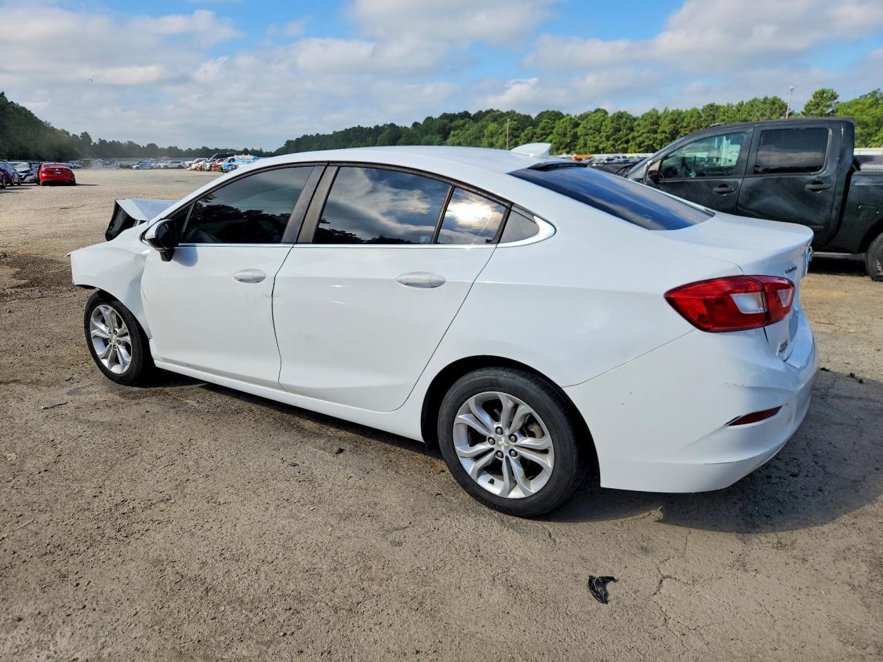 2019 Chevrolet Cruze Lt - Image 2