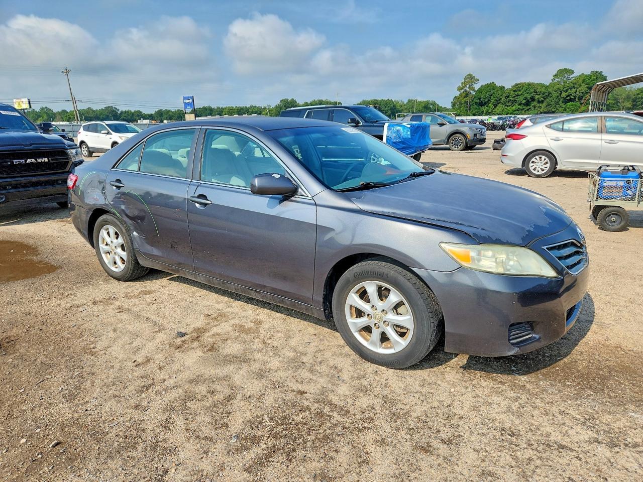 2011 Toyota Camry Le - Image 4