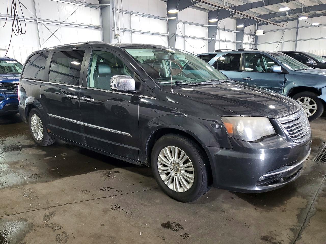 2012 Chrysler Town & Country Limited - Фото 4
