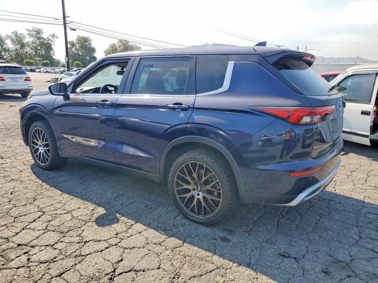 2022 Mitsubishi Outlander Se - Image 2