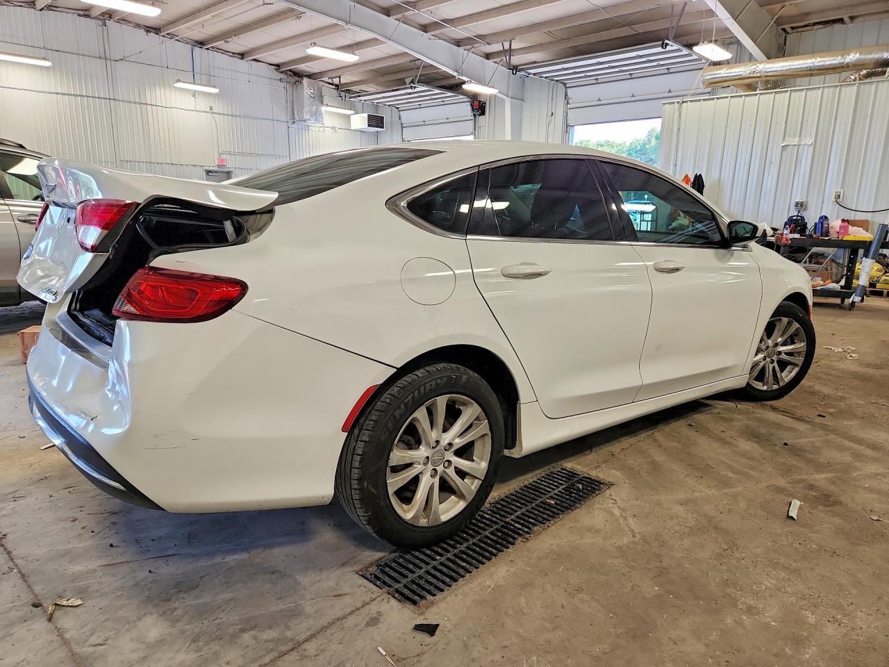 2015 Chrysler 200 Limited - Фото 3
