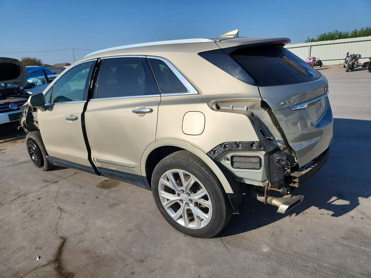 2017 Cadillac Xt5 Luxury - Image 2
