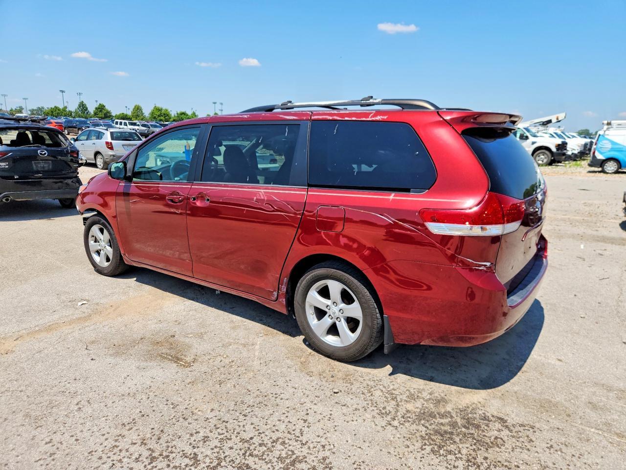 2011 Toyota Sienna Le - Фото 2