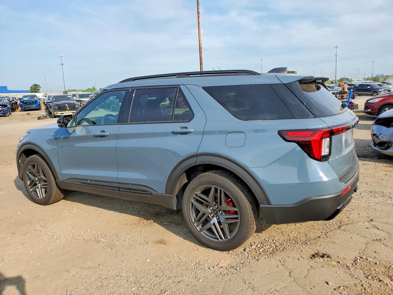 2025 Ford Explorer St-Line - Image 2