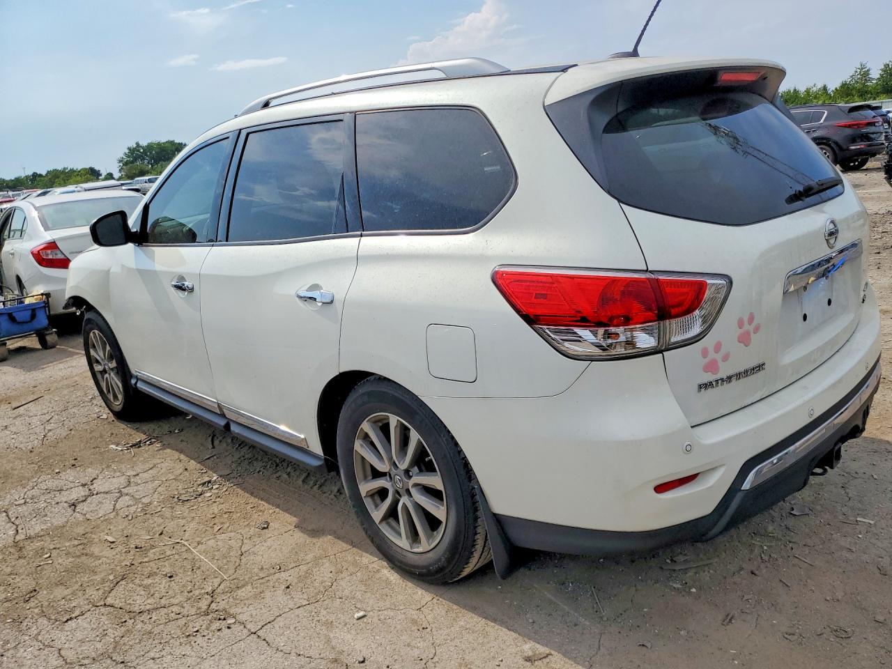 2014 Nissan Pathfinder S - Image 2