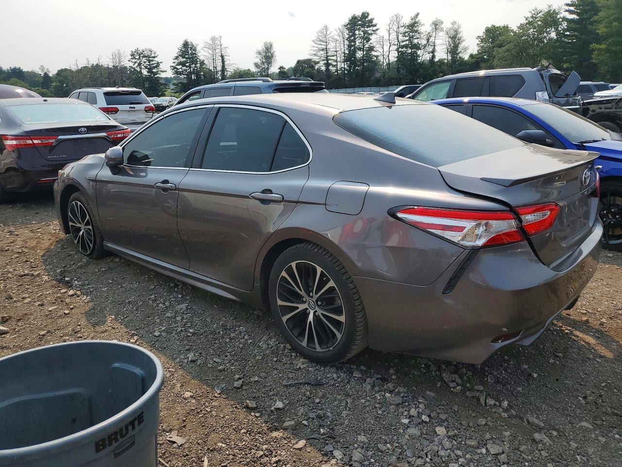 2020 Toyota Camry Se - Фото 2