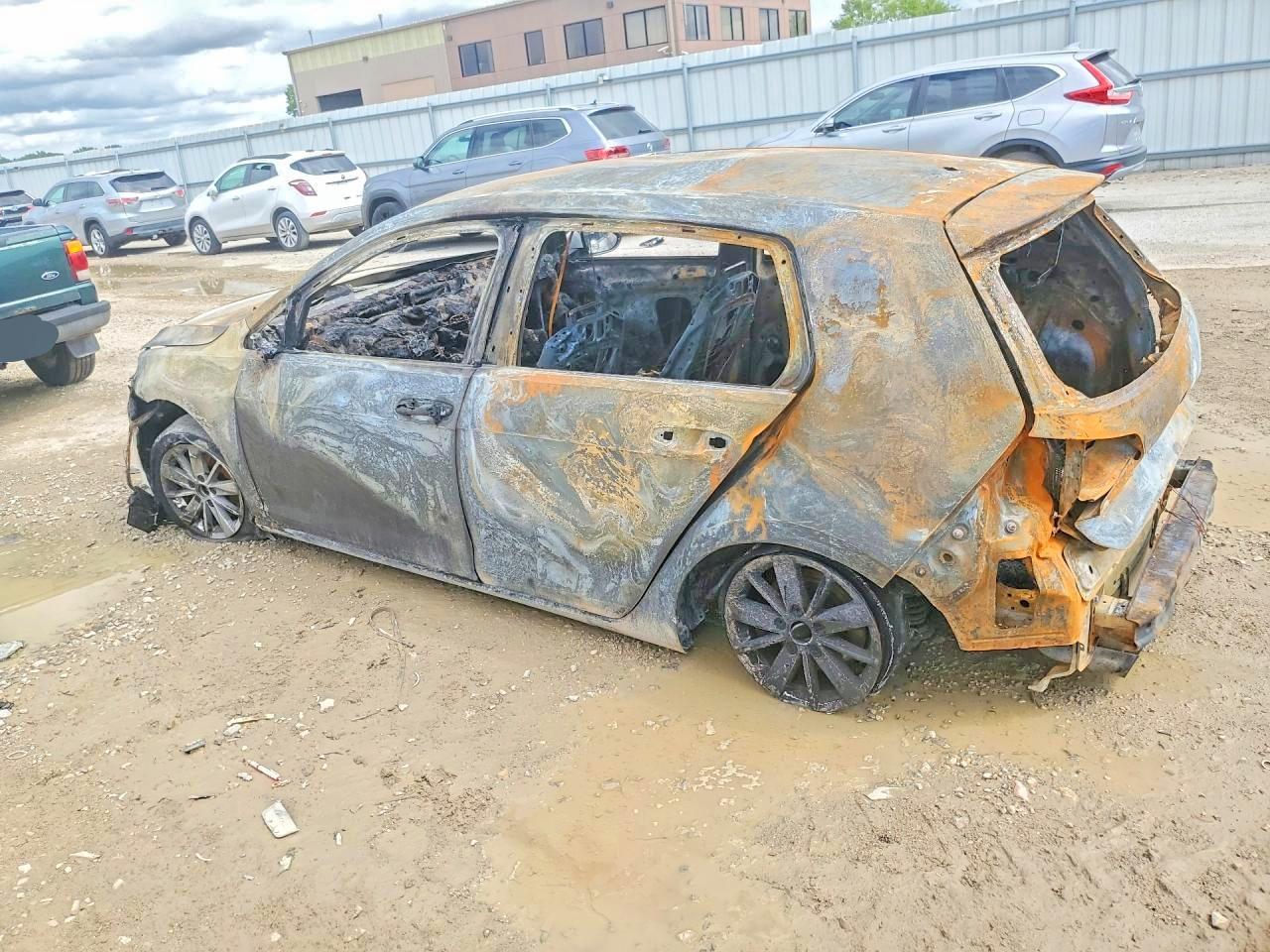 2015 Volkswagen Golf S - Image 2