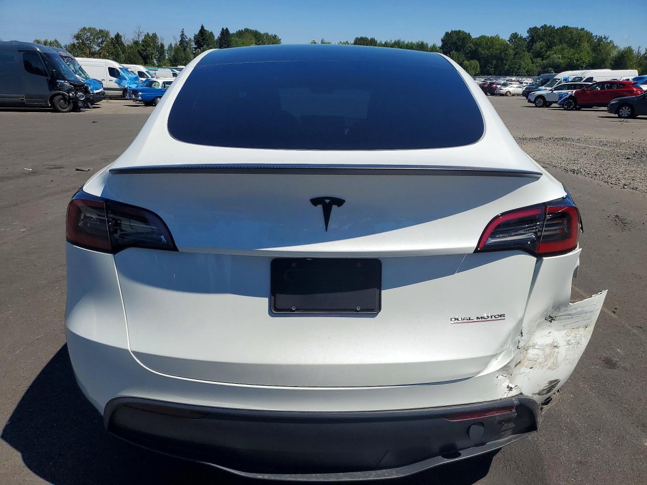 2025 Tesla Model Y - Фото 6