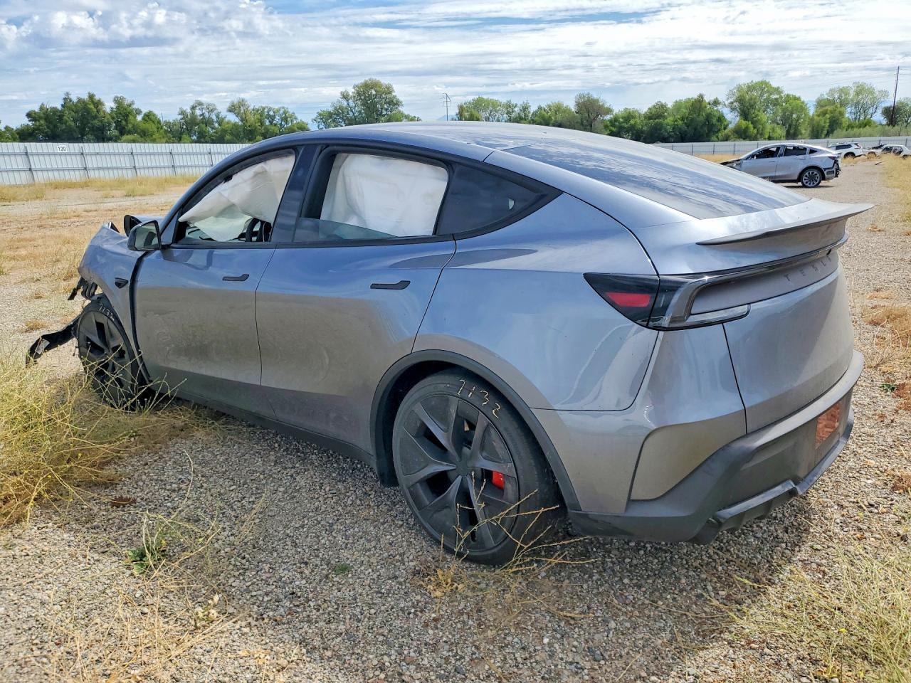 2026 Tesla Model Y - Фото 2