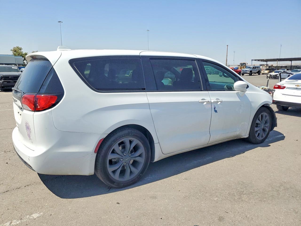 2020 Chrysler Pacifica Touring - Фото 3