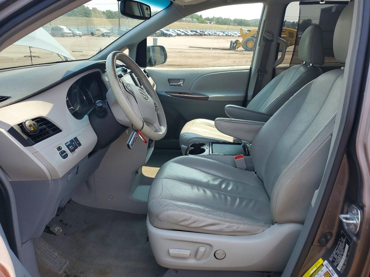 2011 Toyota Sienna Xle 8-Passenger - Фото 7