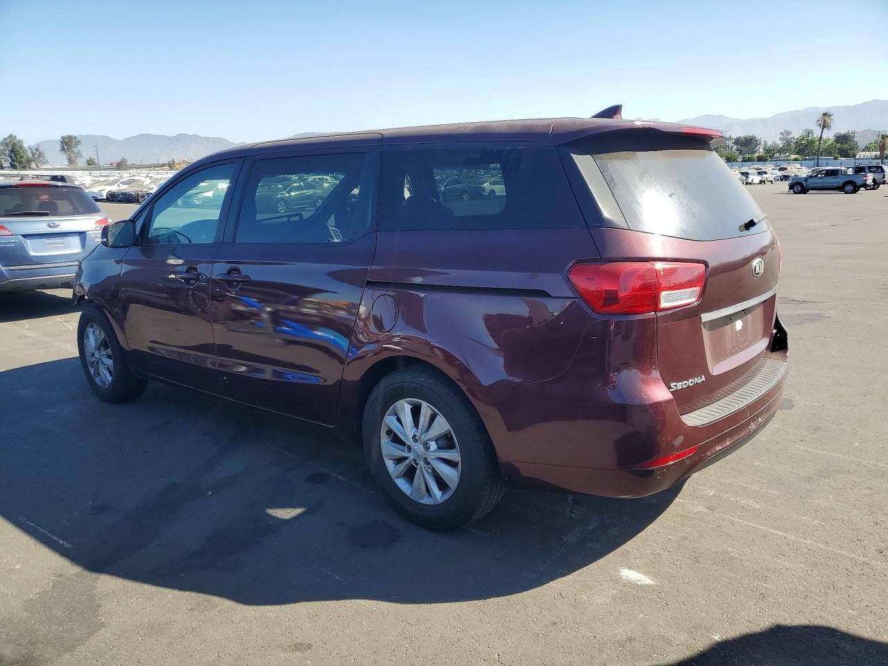 2017 Kia Sedona Lx - Фото 2
