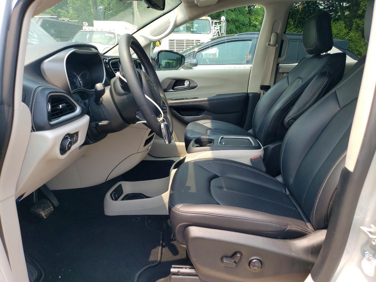 2024 Chrysler Pacifica Hybrid Select - Image 7