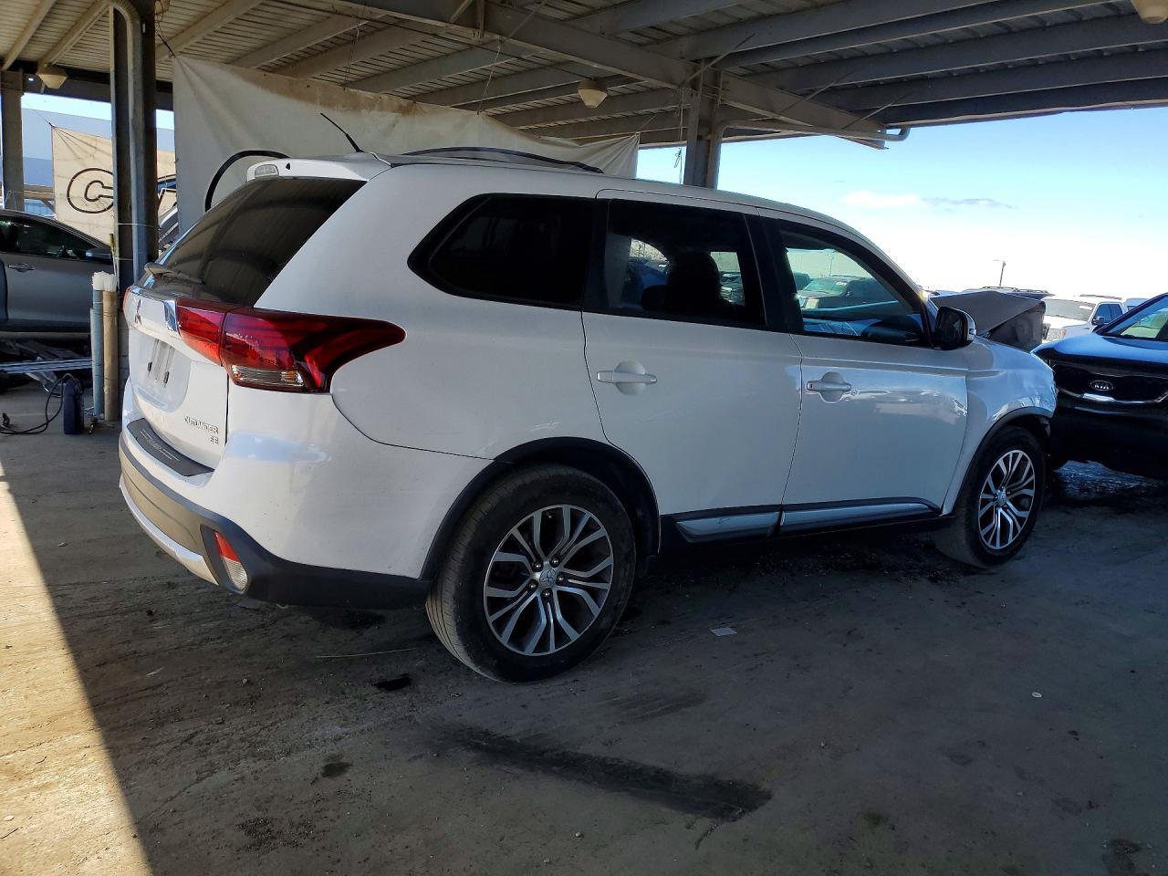 2016 Mitsubishi Outlander Se - Фото 3
