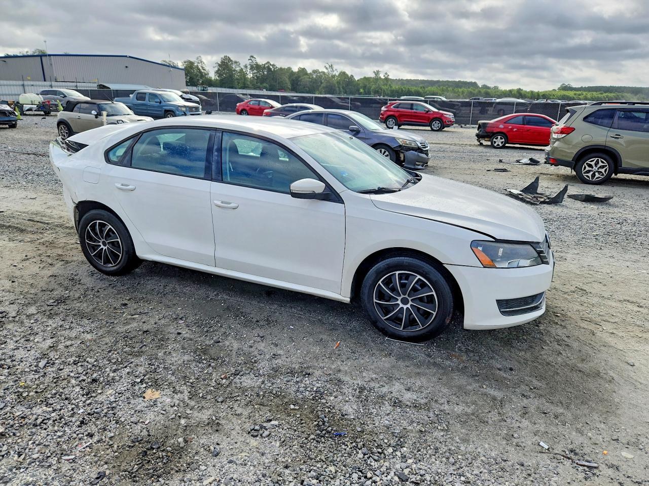 2014 Volkswagen Passat S - Фото 4
