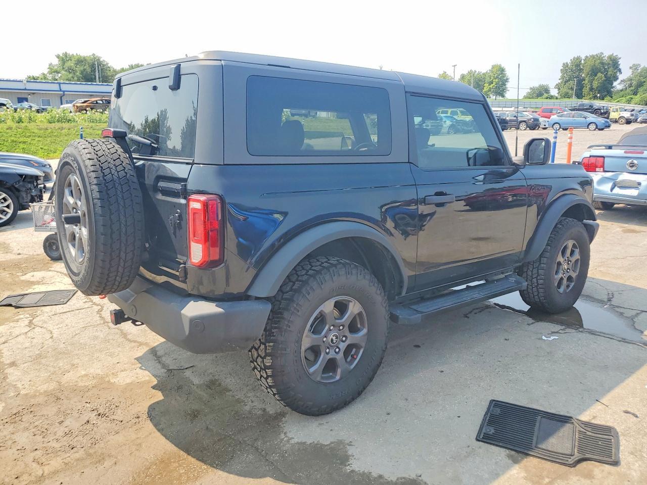 2023 Ford Bronco Base - Image 3