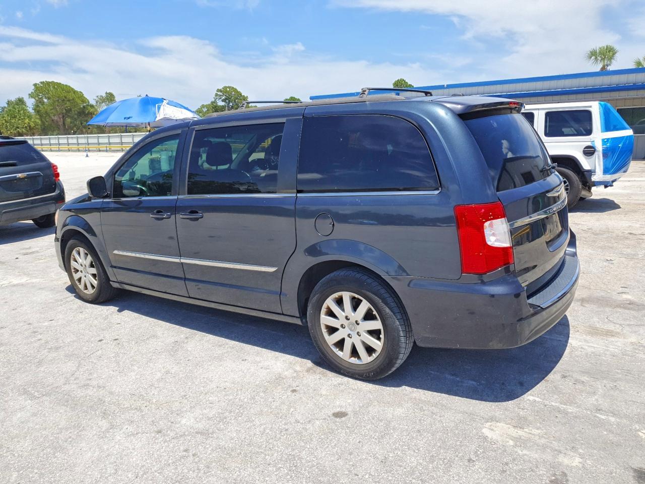 2014 Chrysler Town & Country Touring - Image 2